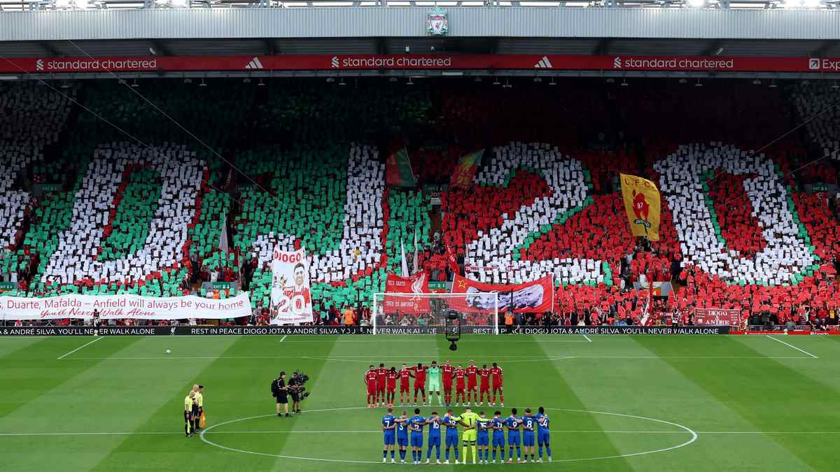 Các cổ động viên xúc động trong giây phút tri ân Jota